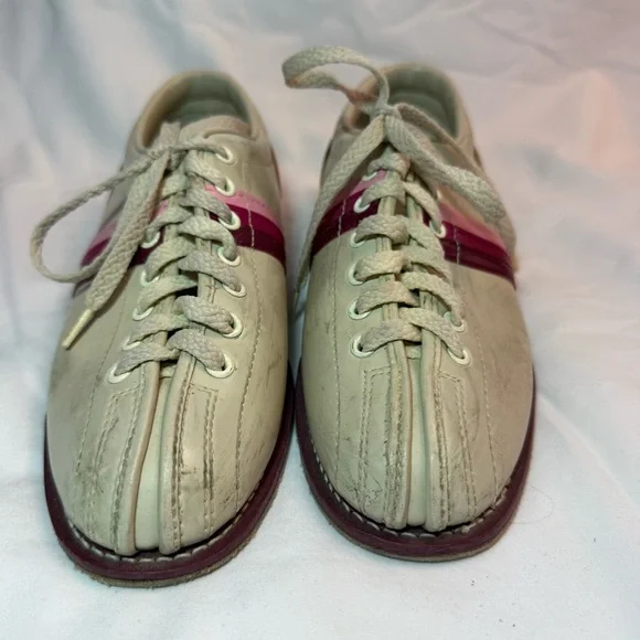 Classic Women's Bowling Shoes with Pink Accent - Picture 3 of 8